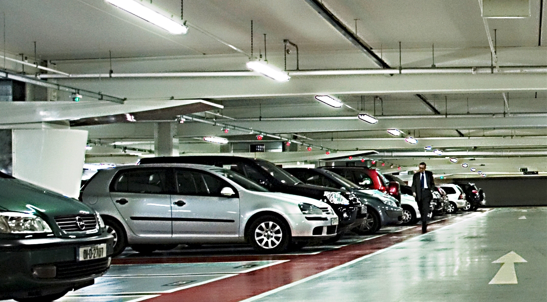 parkoloó autók